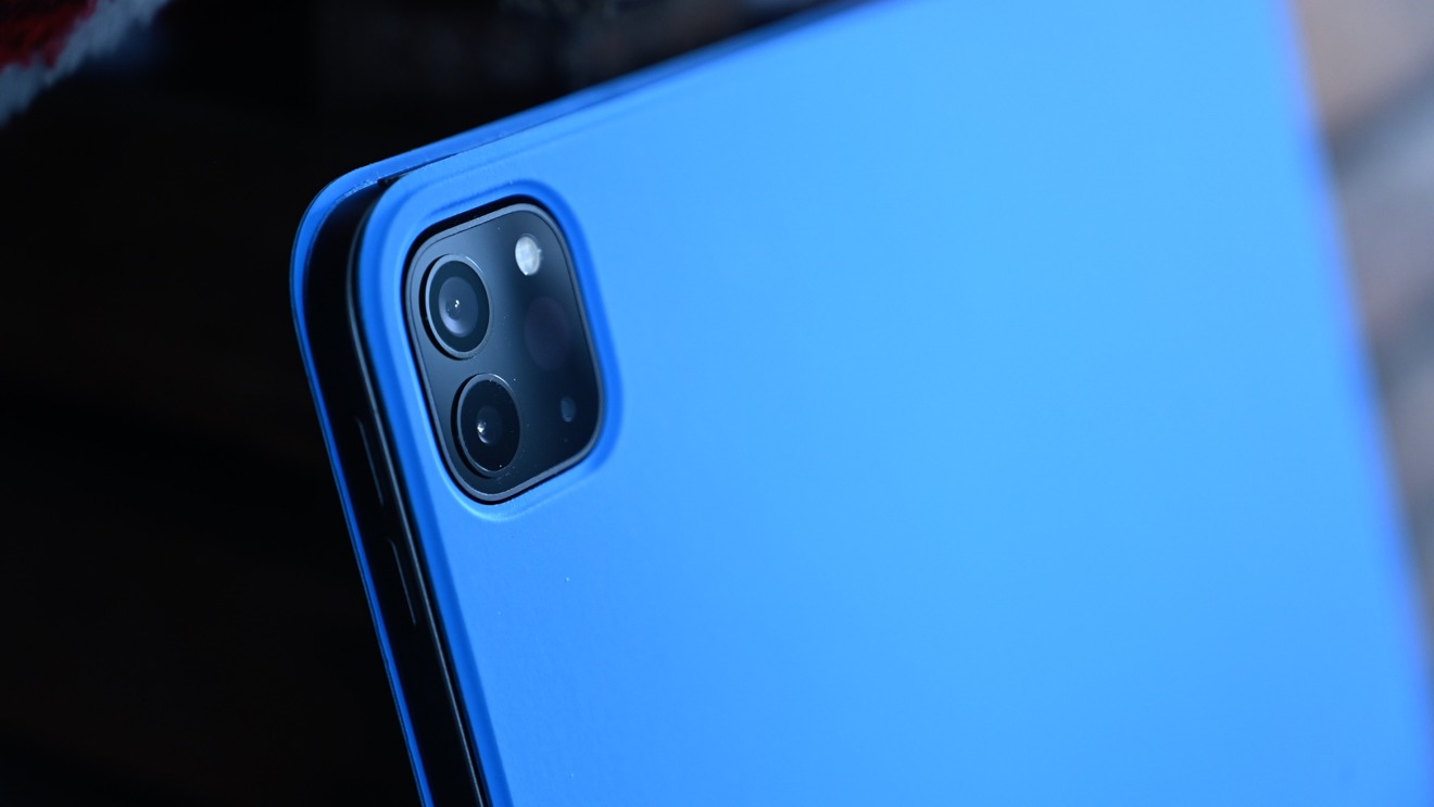 iPad Pro 2020 в синем смарт-чехле