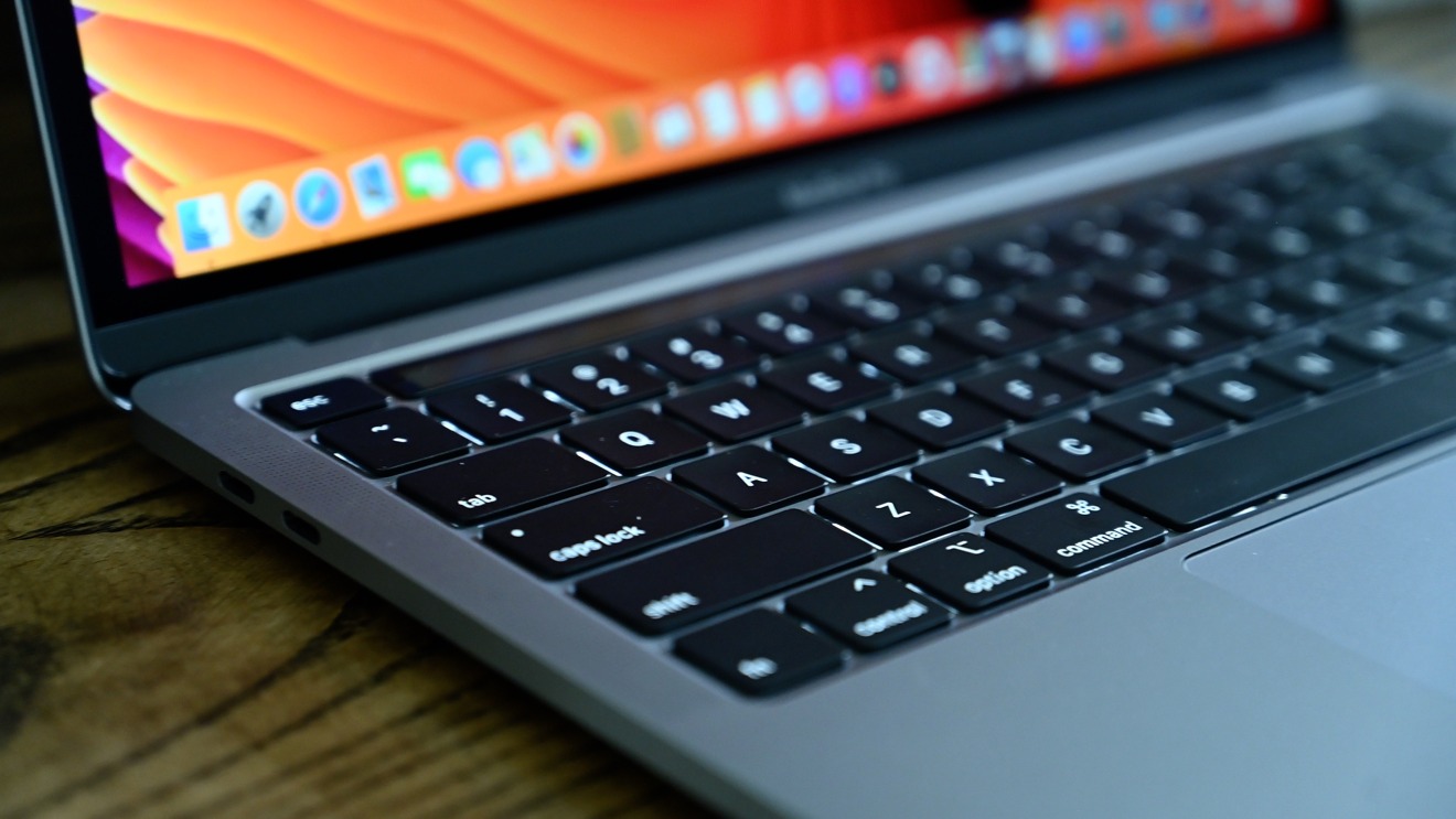 Magic Keyboard на 13-дюймовом MacBook Pro (2020) оснащена механизмом "ножницы", имеет физическую клавишу Escape и конфигурацию клавиш со стрелками в виде перевёрнутой буквы "T"