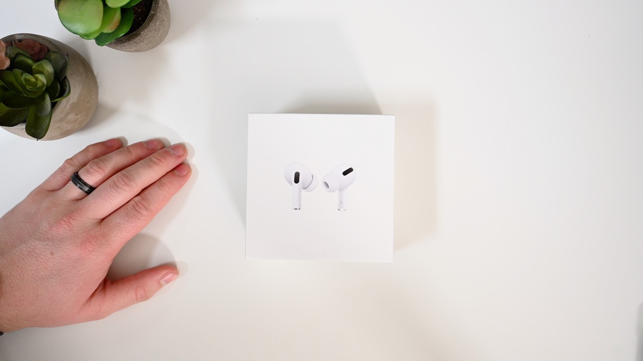 AirPods Pro легко установить в зарядный кейс