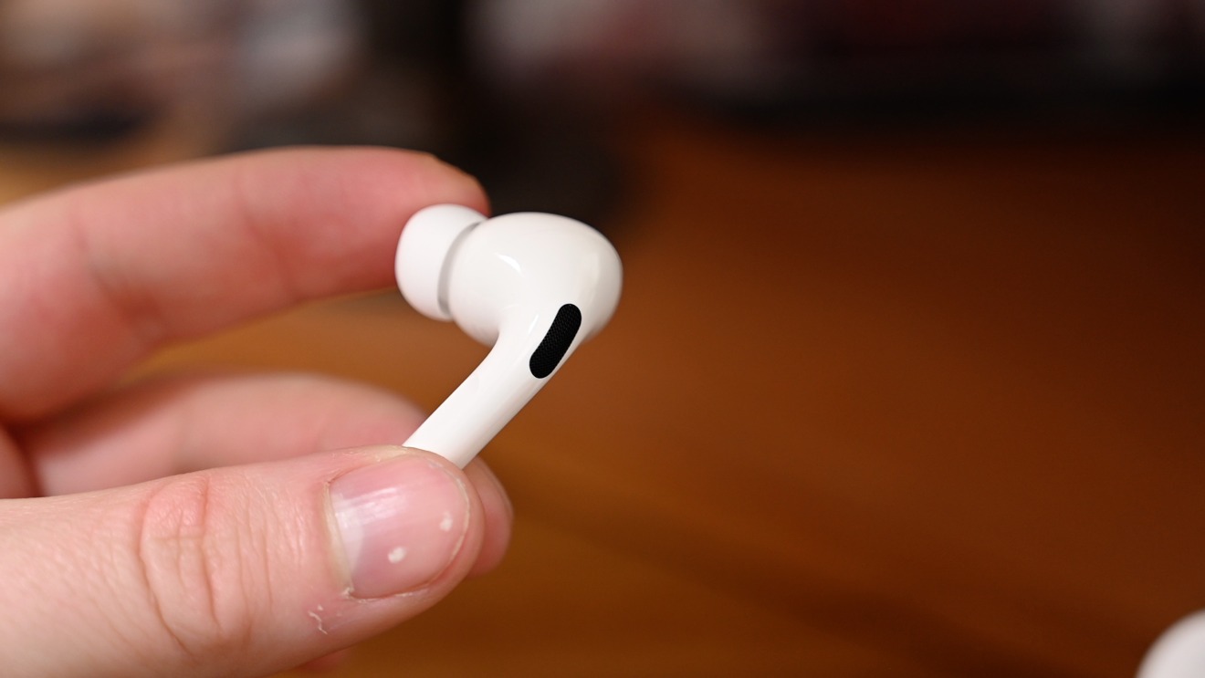 Один из наушников в комплекте AirPods Pro
