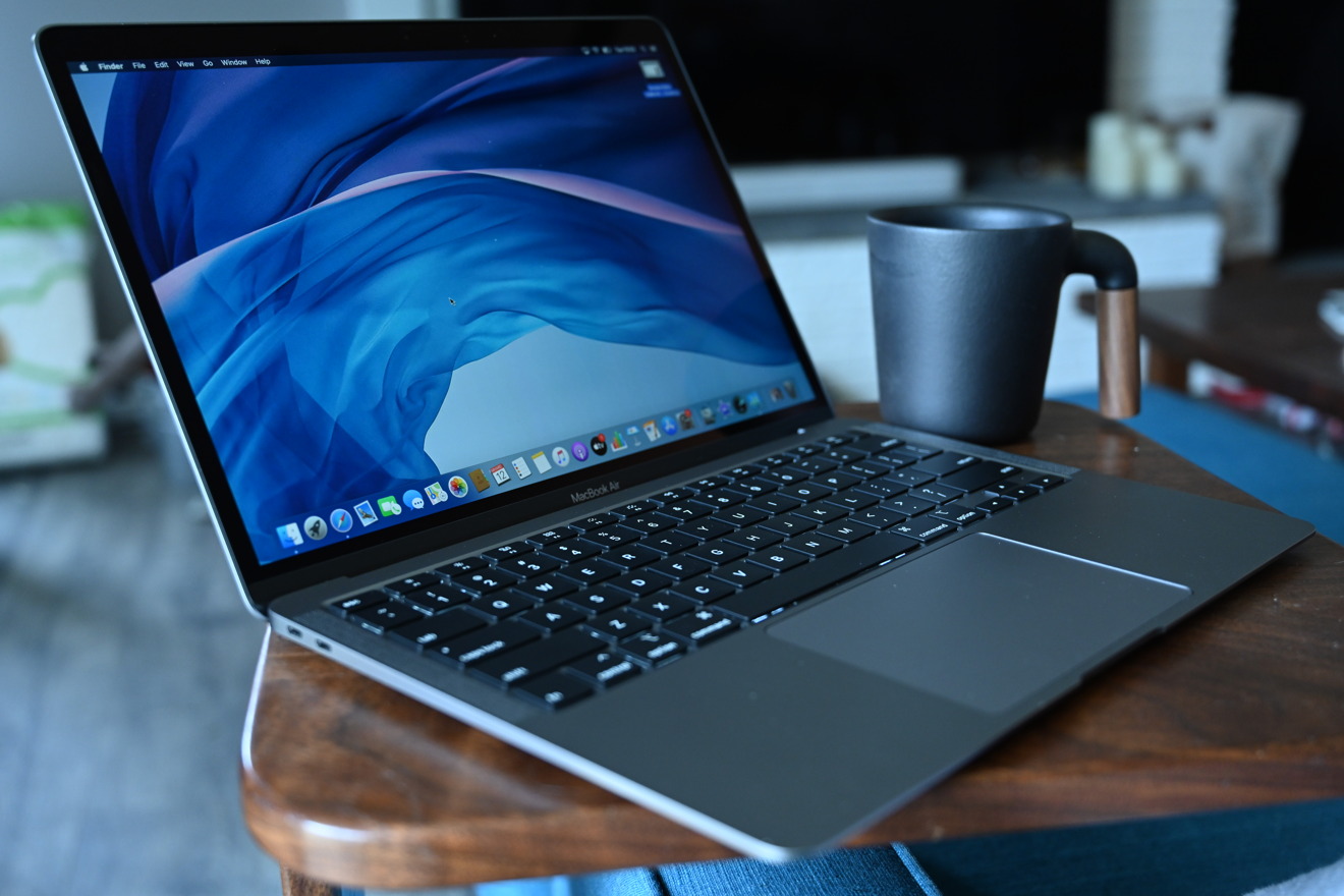 Перерыв на кофе во время работы на MacBook Air 2020