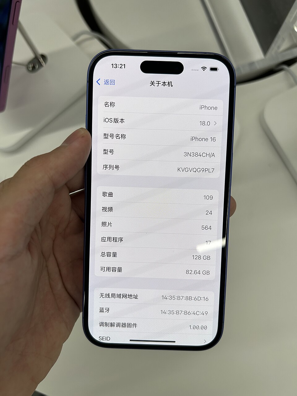 iPhone 16 в цвете ультрамарин — обзор дизайна линейки