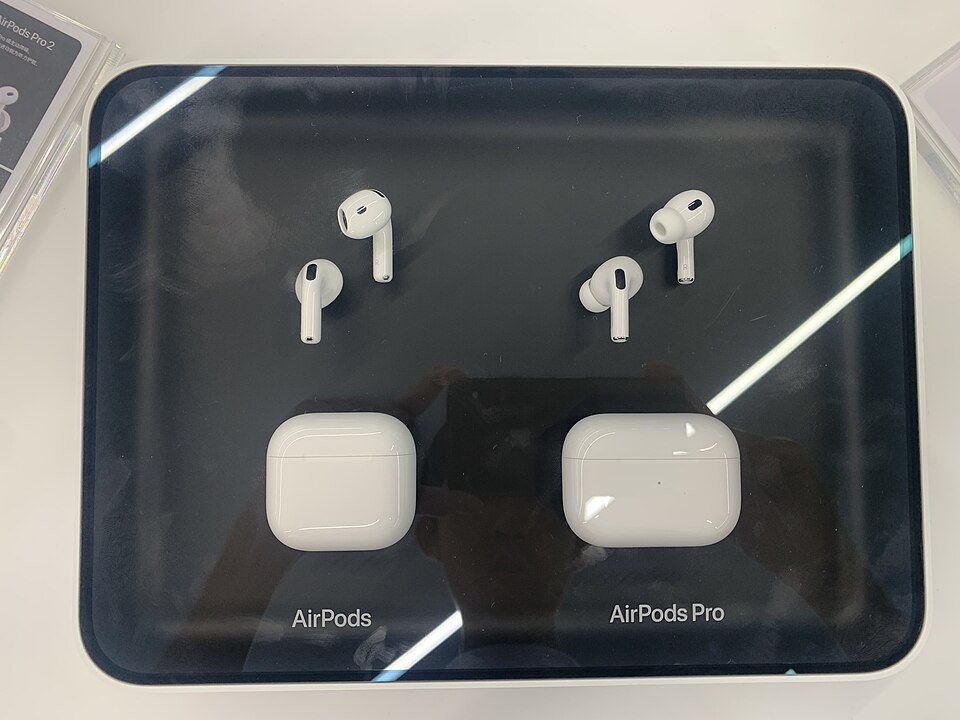 AirPods 4 открытые наушники в реальной эксплуатации рядом с AirPods Pro