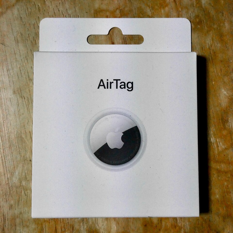 AirTag крупным планом — полированная метка Apple с динамиком для поиска вещей по звуку