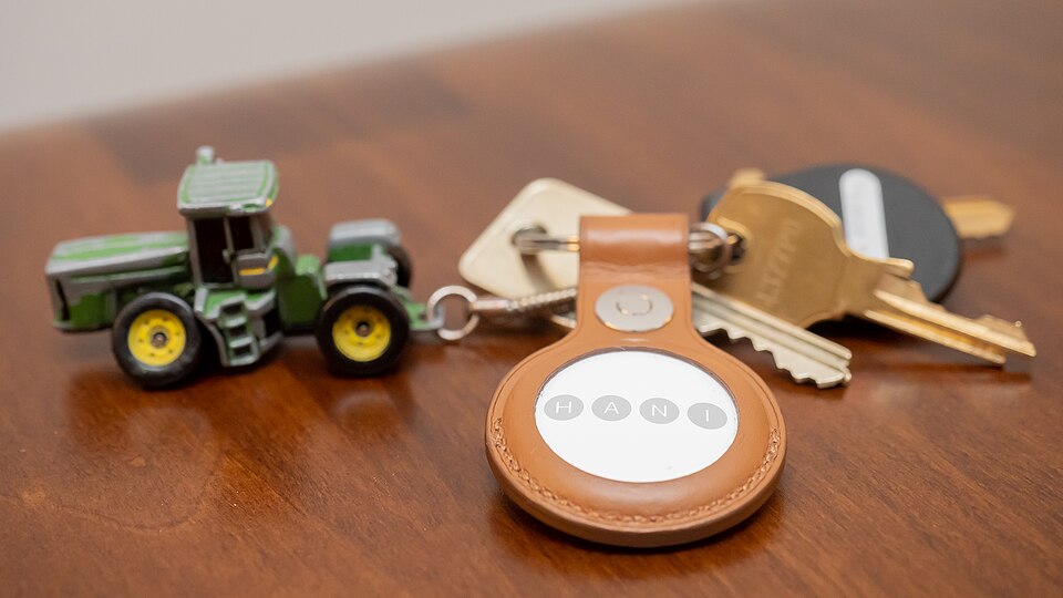 Apple AirTag — круглая Bluetooth-метка для поиска вещей через iPhone и сеть Локатор
