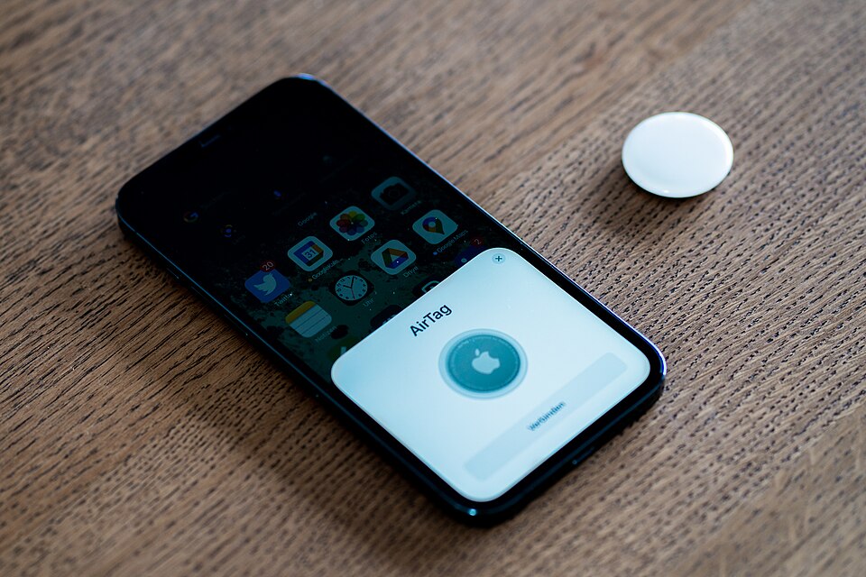 Настройка AirTag с iPhone — метка подносится к телефону и привязывается за несколько секунд