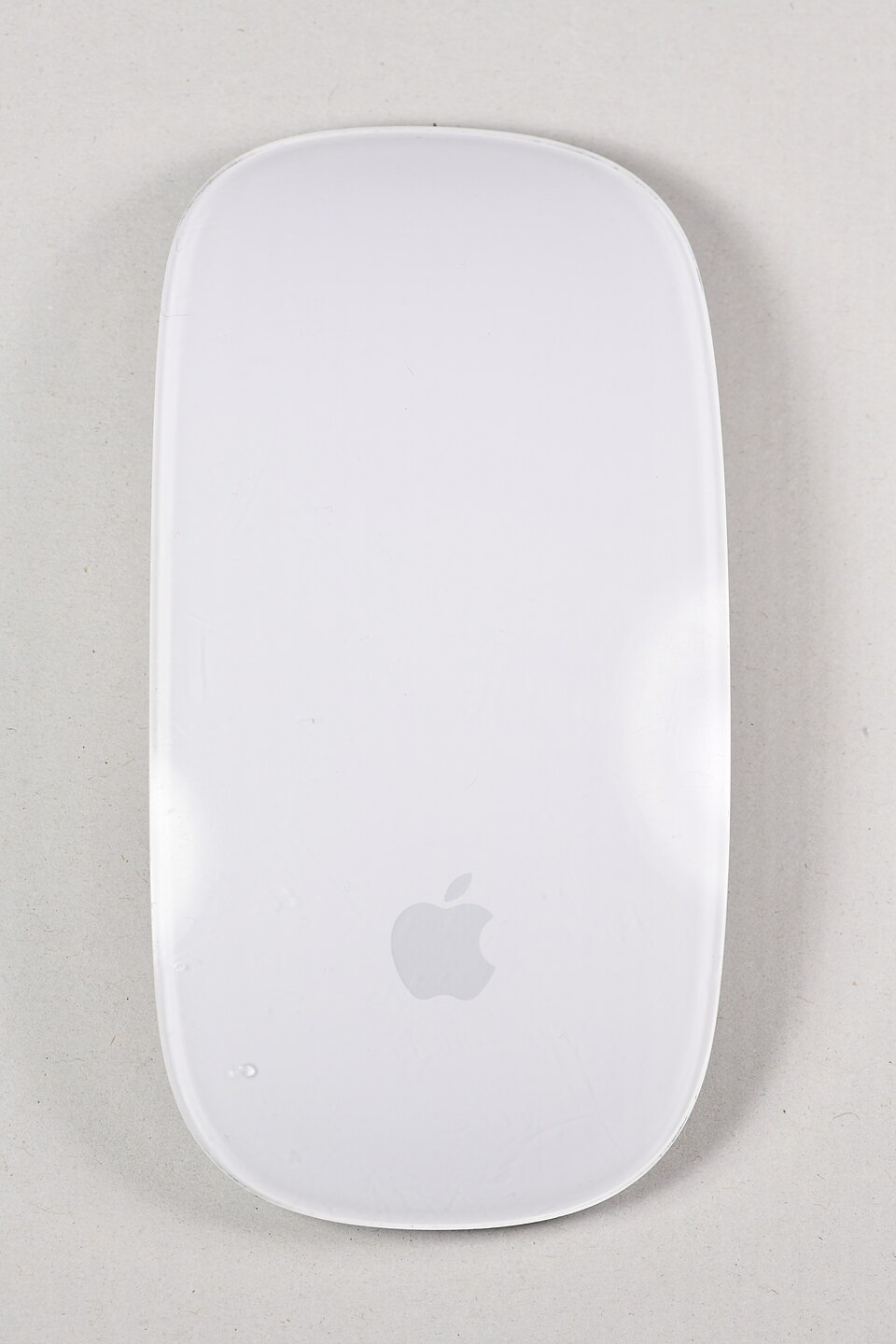 Apple Magic Mouse на рабочем столе рядом с техникой Mac