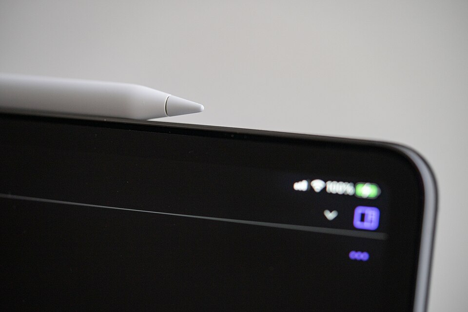 Apple Pencil на iPad — стилус закреплён магнитом на боковой грани планшета