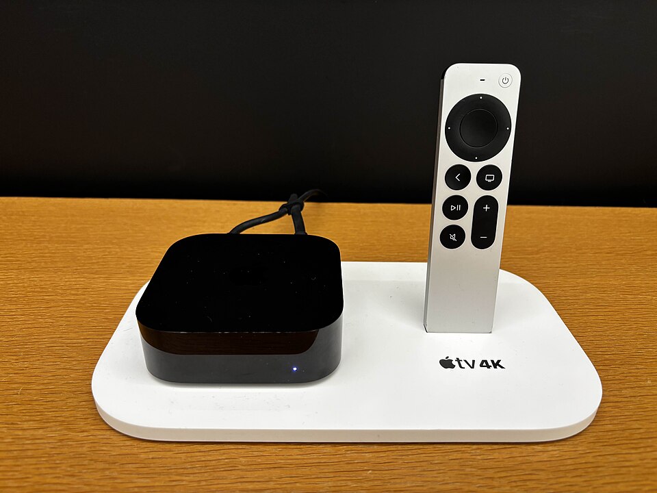 Apple TV 4K и пульт Siri Remote в быту — плавный tvOS без рекламы и быстрый запуск приложений