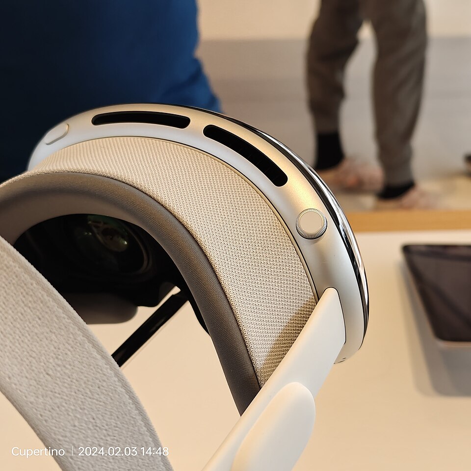 Apple Vision Pro вес и комфорт: гарнитура сбоку, видно посадку и ремешок