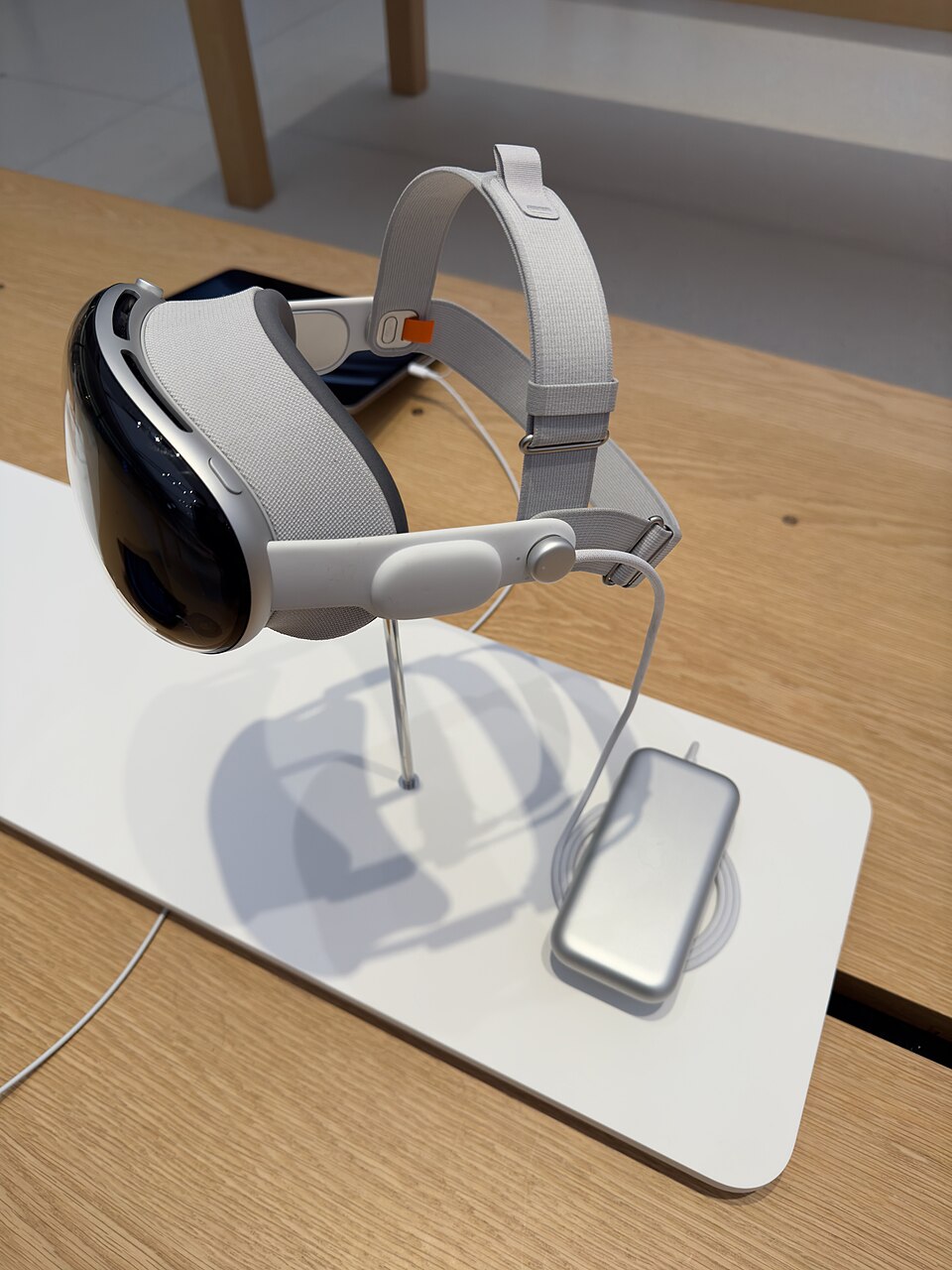 Apple Vision Pro обзор: гарнитура пространственных вычислений Apple на витрине