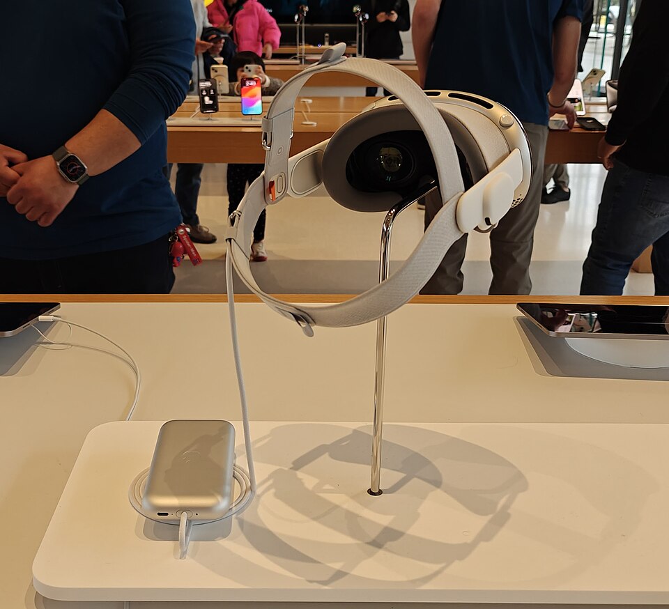 Apple Vision Pro автономность: гарнитура с внешним аккумулятором на проводе