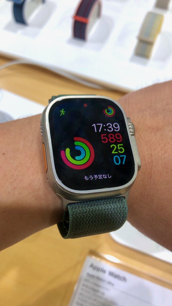 Apple Watch Ultra на руке с титановым корпусом и спортивным ремешком