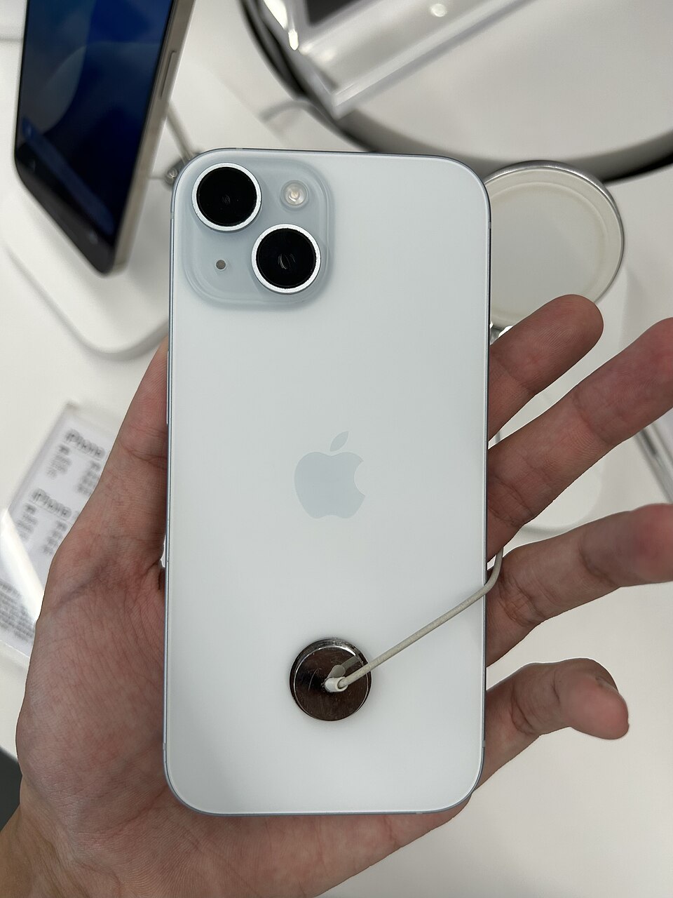 Задняя панель iPhone 15 в голубом цвете с двойной камерой 48 и 12 Мп