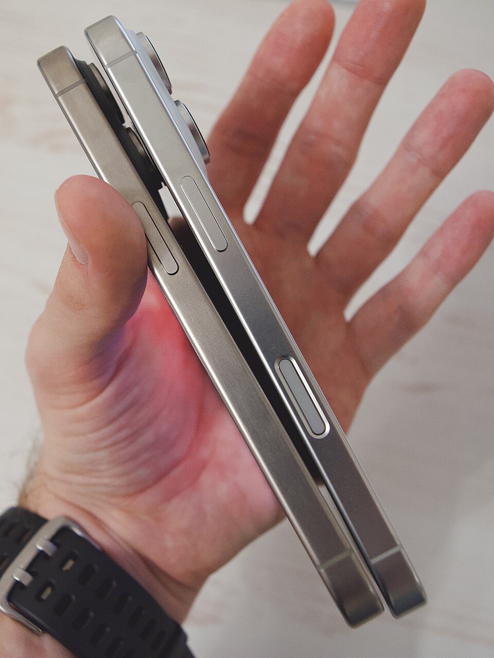 iPhone 16 Pro в титановом корпусе рядом с предыдущим поколением