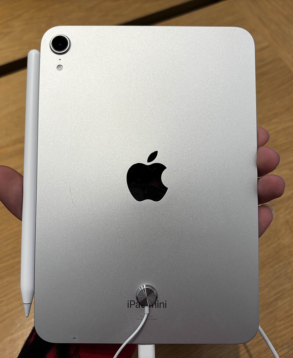 iPad mini 7 в цвете Starlight, задняя сторона — компактный планшет в руке
