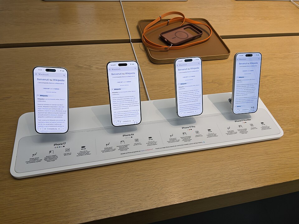 Семейство iPhone 17 — слева базовый iPhone 17, рядом Air и версии Pro