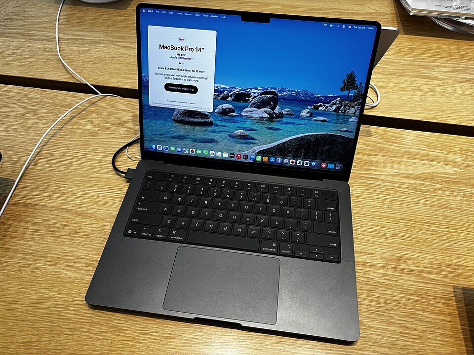MacBook Pro 14 дюймов на M5 Space Black — производительность под монтажом и кодом